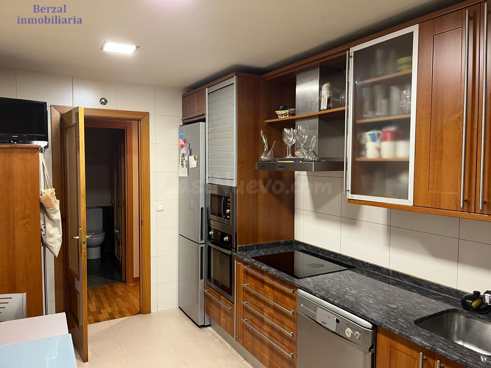 Magnífico piso de tres dormitorios, amplio salón, dos baños, garaje, trastero.