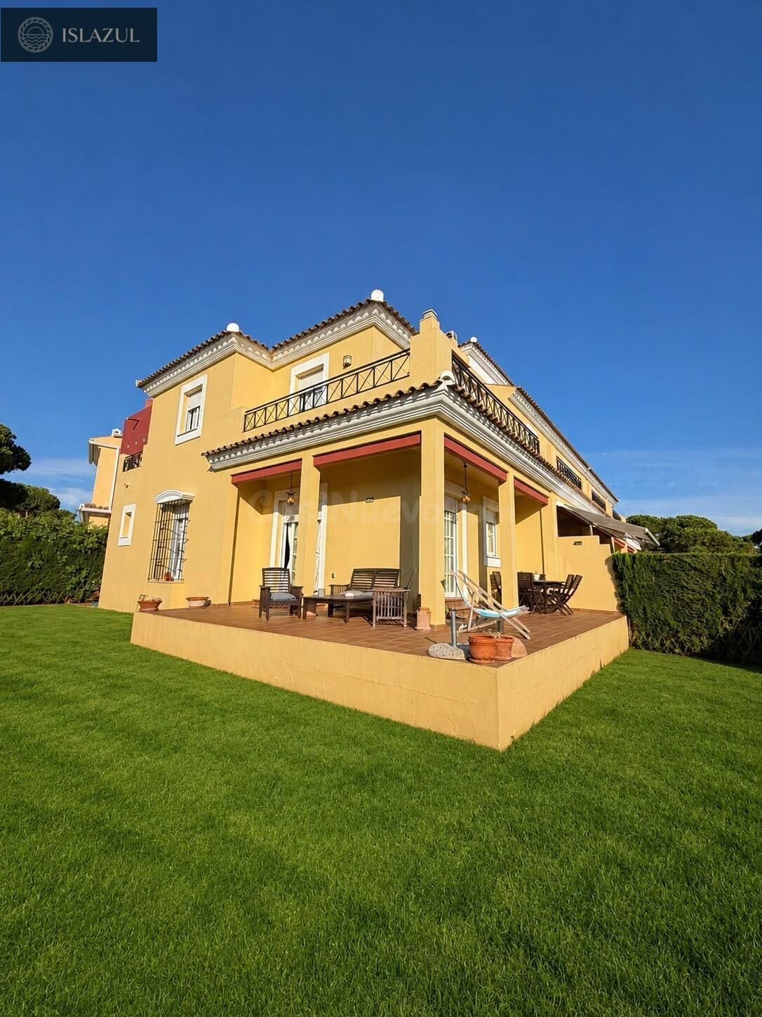 ¡ PAREADO DE ESQUINA EXCLUSIVO ! CON 170 M2 DE JARDÍN Y VISTAS AL GOLF