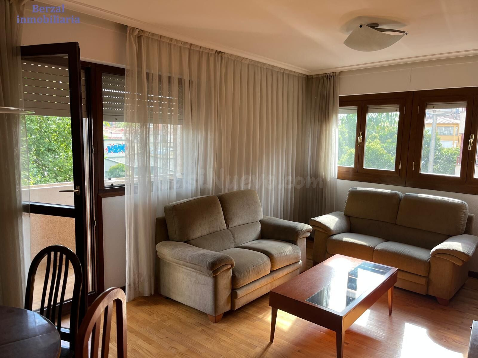 Piso de tres dormitorios, dos baños. Terraza pequeña. En magnífica ubicación y trastero