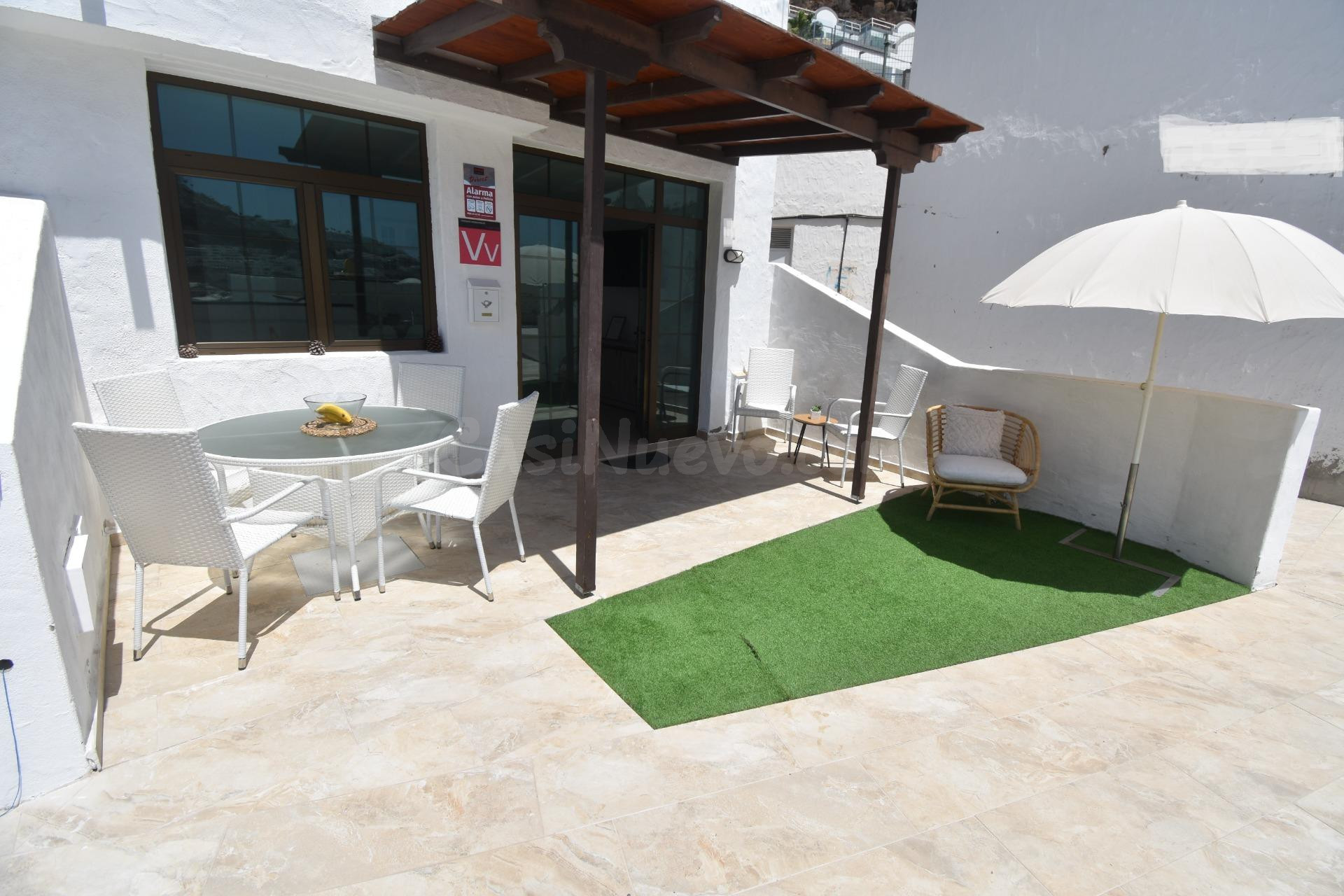 Bungalow de dos dormitorios totalmente renovado en LAS FRESAS, en venta en Puerto Rico.