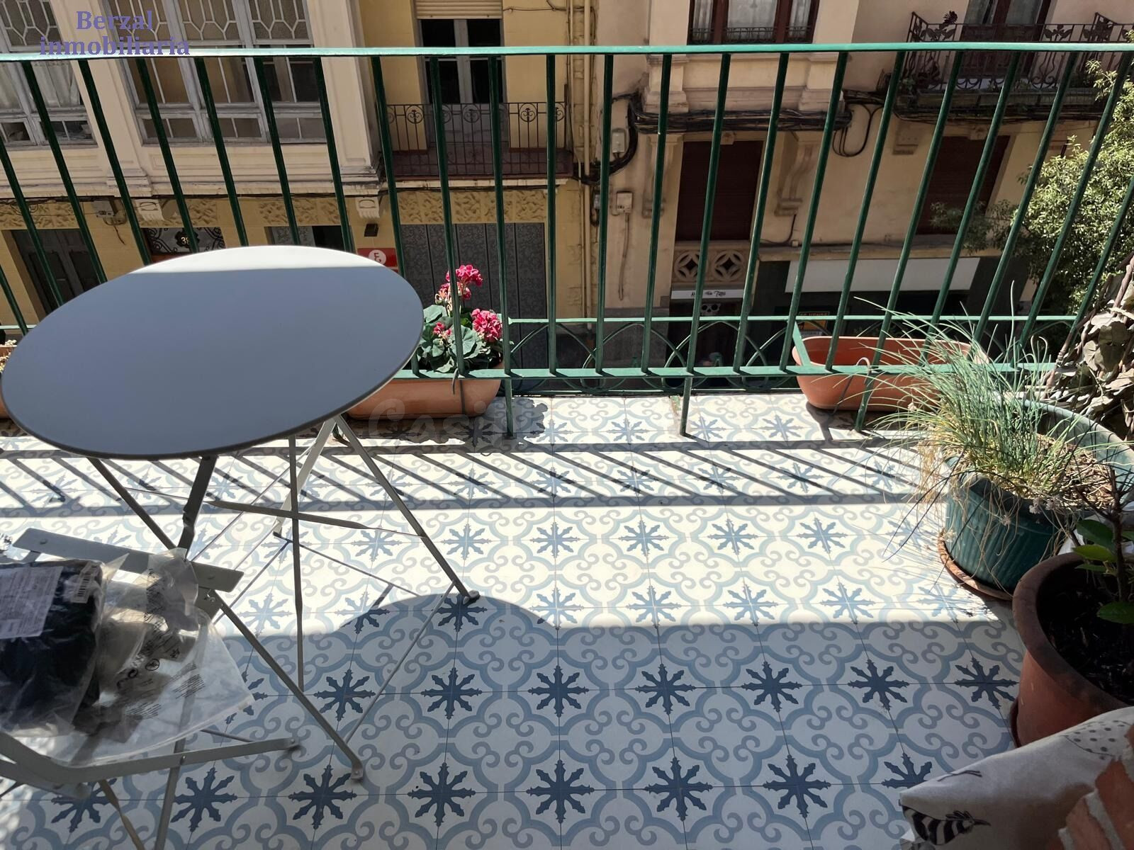 Piso de tres dormitorios, uno en suite, dos baños, cocina y salón abierto. En origen de cuatro.