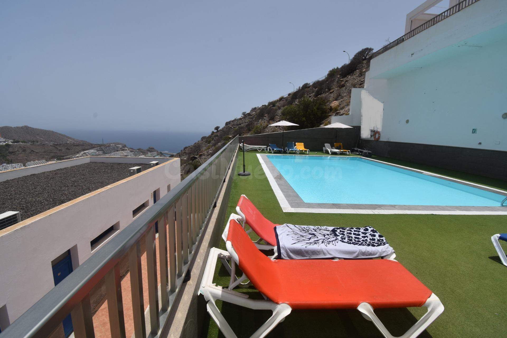 Apartamento con amplio exterior en venta en Santa Claudia, Puerto Rico.