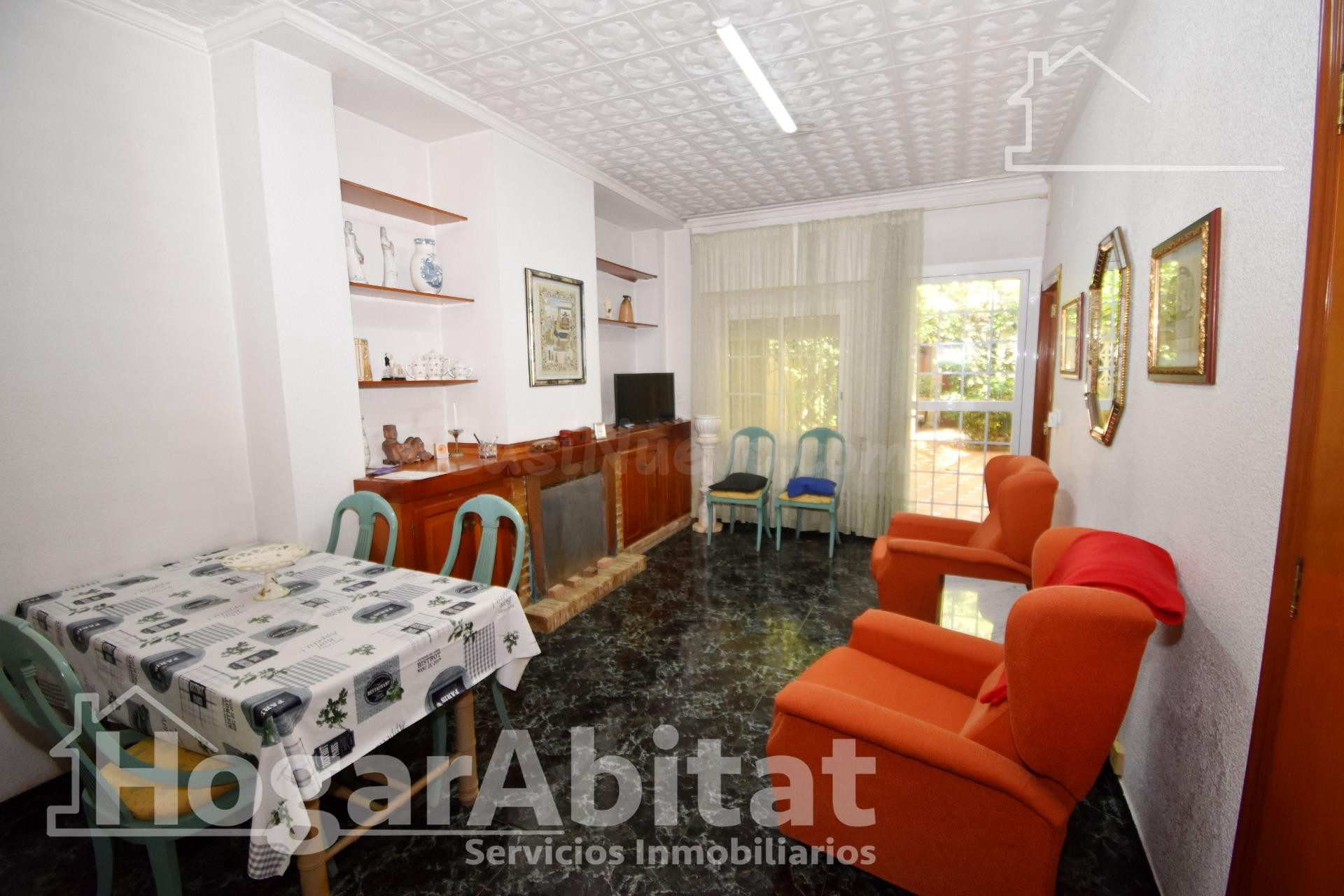 MAGNÍFICA CASA CON DOS VIVIENDAS INDEPENDIENTES Y TERRAZA, CERCA DEL CENTRO