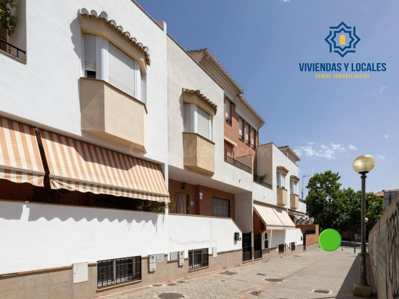 ESPECTACULAR VIVIENDA ADOSADA DE 4 DORMITORIOS CON SÓTANO, TERRAZAS Y PATIO EN GRANADA