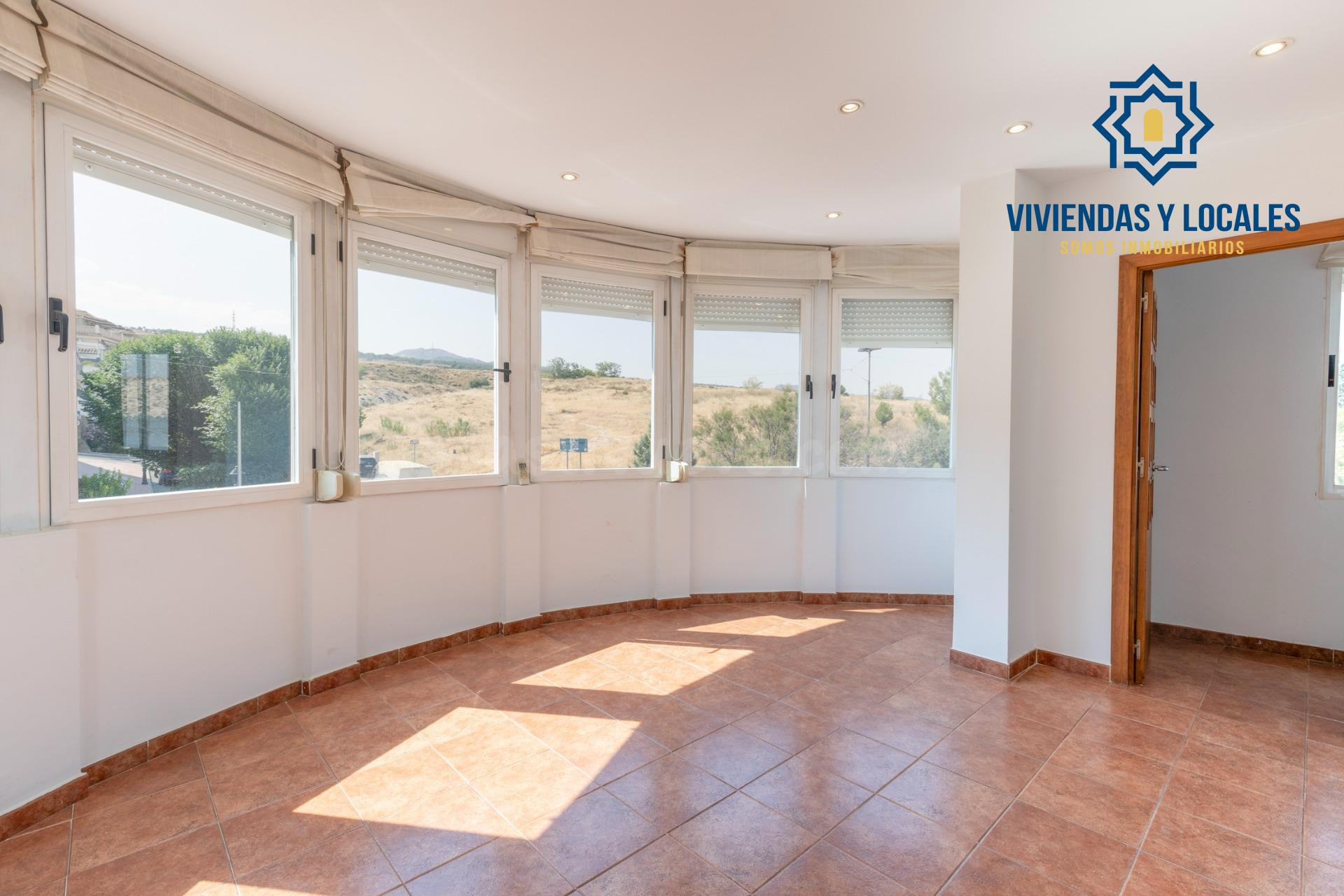 FANTÁSTICO TRÍPLEX EN CÁJAR: UNA VIVIENDA LLEVA DE AMPLITUD Y LUMINOSIDAD