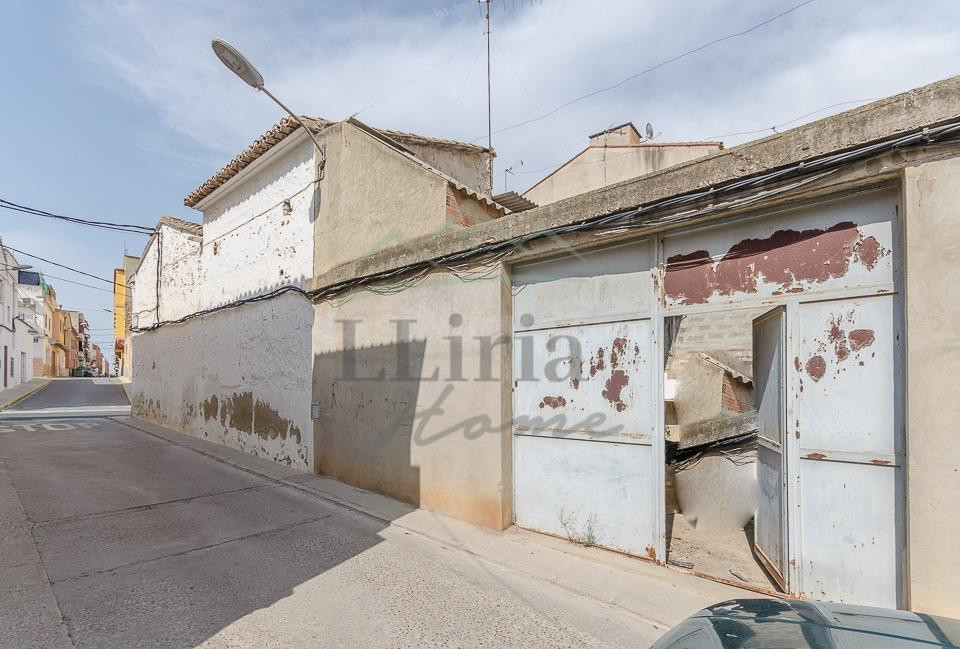 Ref. 04340.- Casa independiente con patio para derribo en Vilamarxant, zona centro.