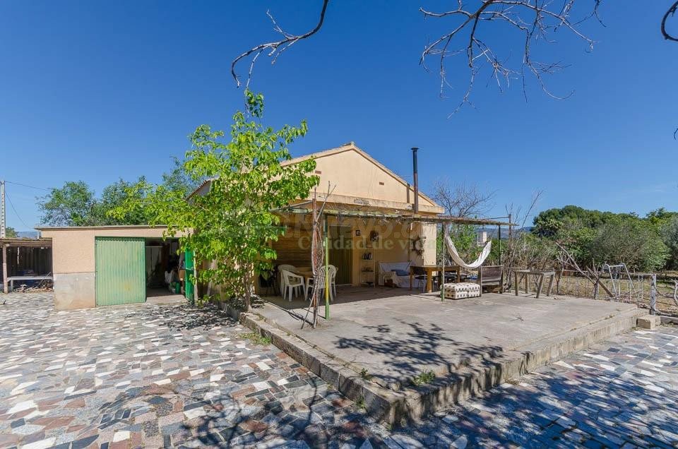 Ref. 04351.- EXCLUSIVA- Chalet con gran parcela y piscina en Llíria, urb. La Maimona.
