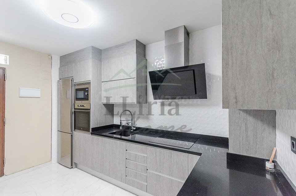 Ref. 04355.- Piso en planta baja con terraza y barbacoa para entrar a vivir en Llíria, zona estación.
