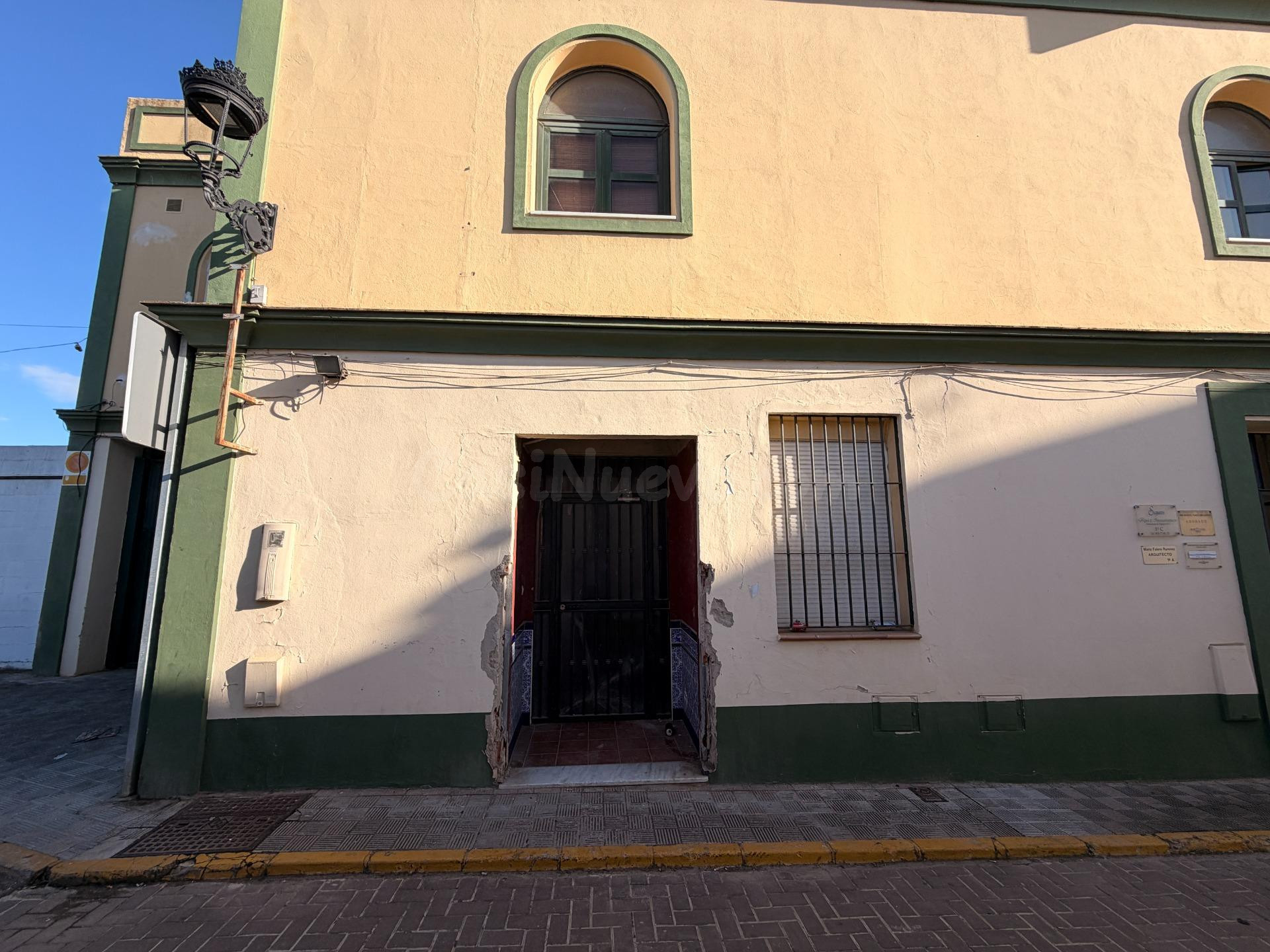 VENTA SIN POSESIÓN: Local comercial en el centro de Bollullos de la Mitación