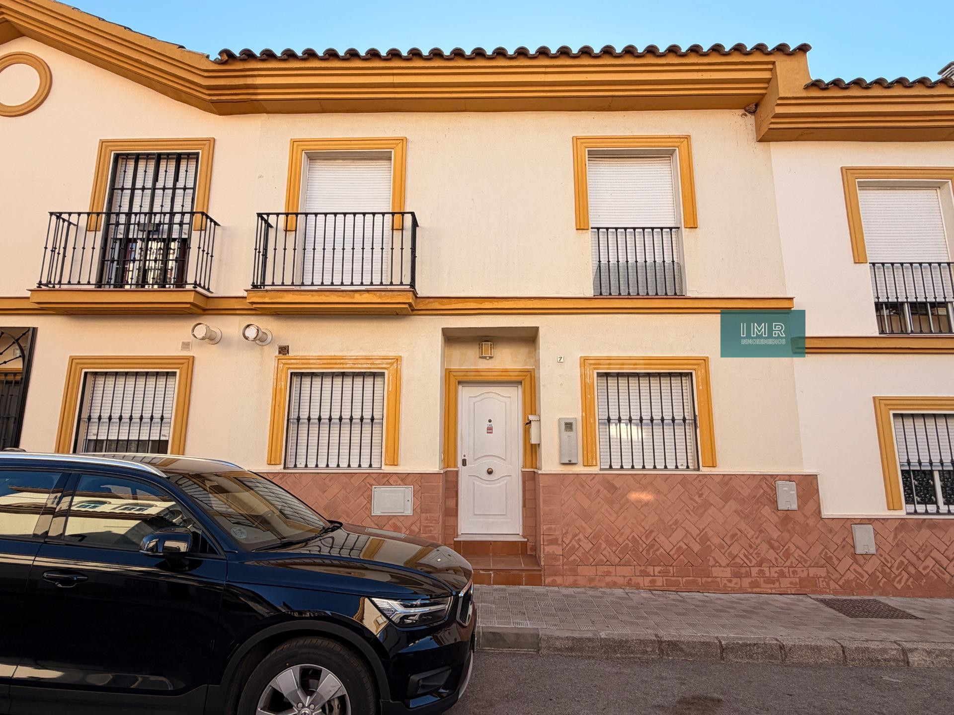 CASA ADOSADA EN VENTA EN EL CENTRO DE BOLLULLOS DE LA MITACIÓN