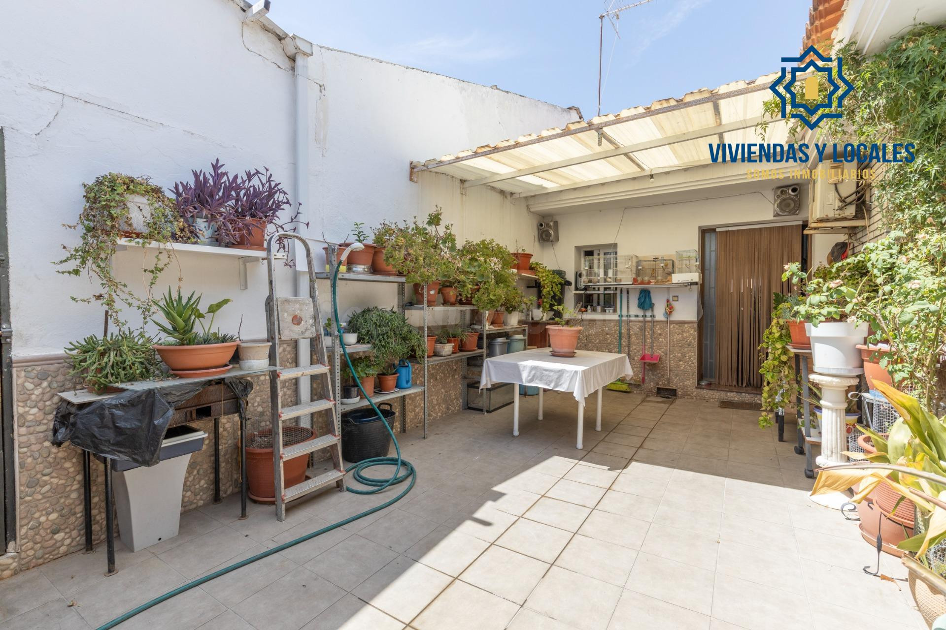 Una propiedad única en Láchar: dos viviendas, locales con rentabilidad y un sinfín de posibilidades
