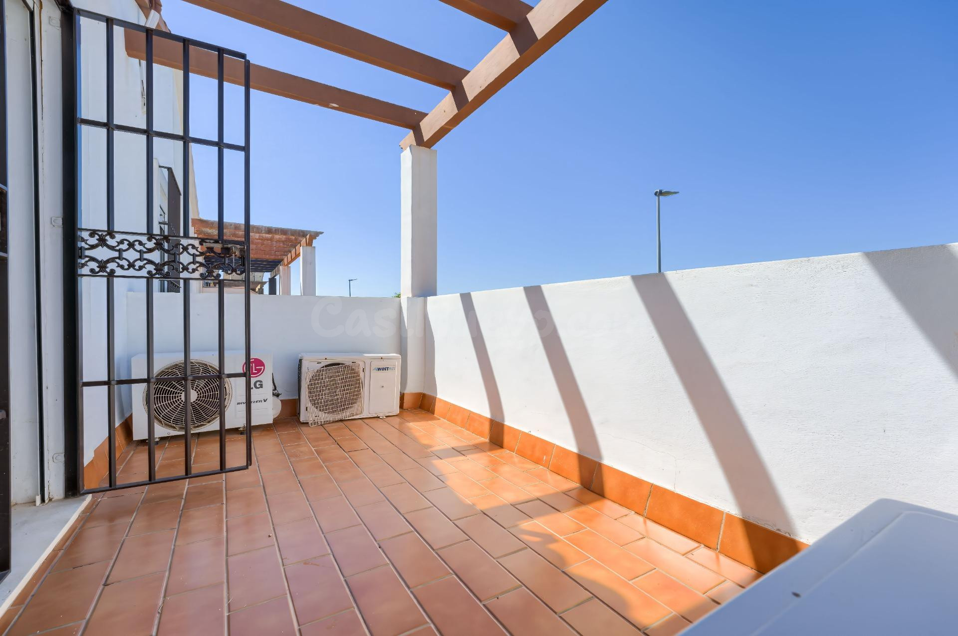 ¡EL HOGAR PERFECTO QUE BUSCABAS EN LA PUEBLA DEL RÍO! Casa adosada impecable con habitación y baño en planta baja | VPO