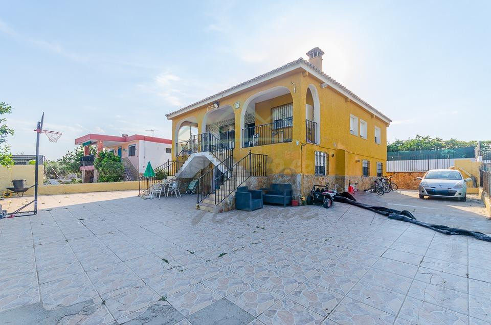 Ref. 04382.- EXCLUSIVA- Chalet independiente en Llíria con amplia parcela y dos viviendas independientes.