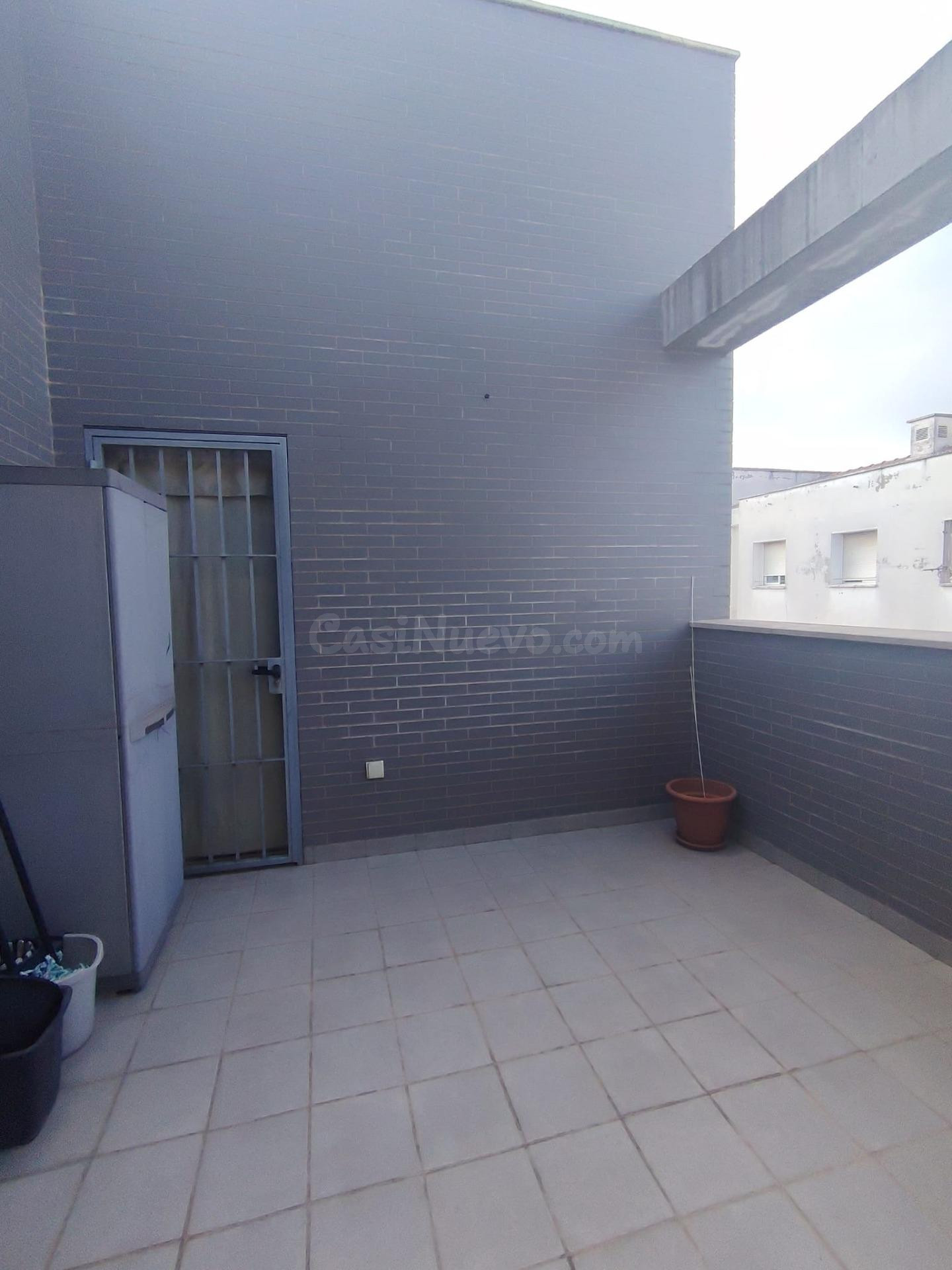 VIVIENDA COMO NUEVA, AMUEBLADA Y CON GRAN TERRAZA EN CARRETERA DE TRASSIERRA, 1 HABITACIÓN