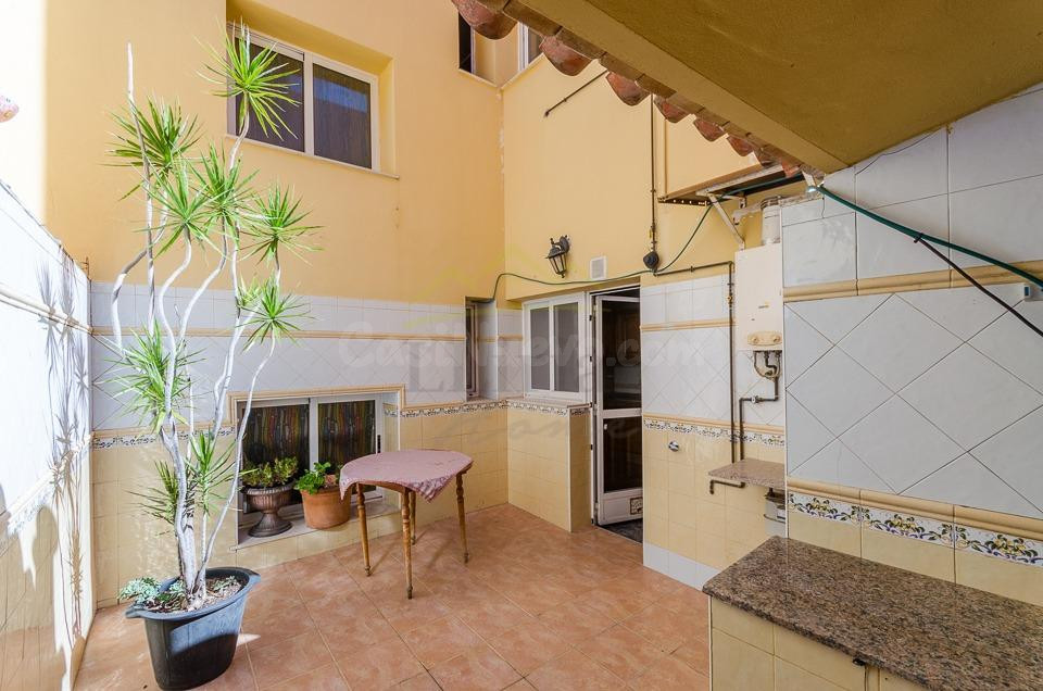 Ref. 04386.- EXCLUSIVA- Edificio completo en venta en el centro de Llíria con dos viviendas, almacén y amplia azotea.
