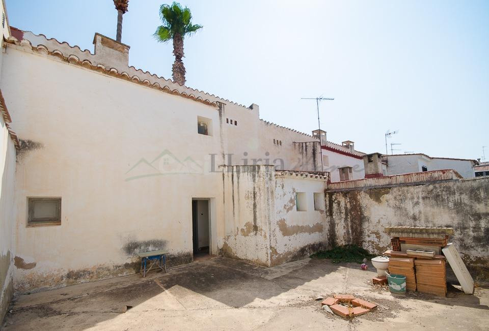 Ref. 04392.- Casa de pueblo con gran terraza en el centro de Marines.