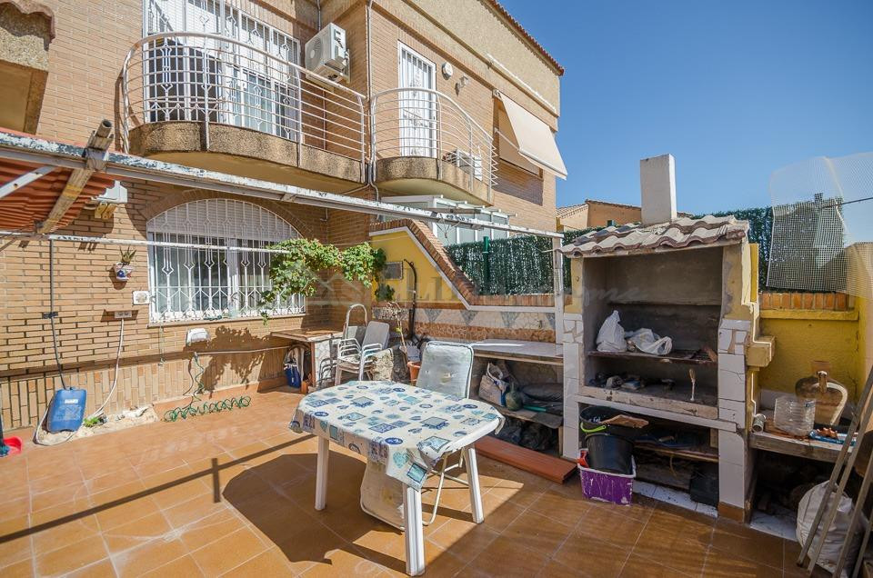 Ref. 04397.- EXCLUSIVA- Adosado en Benissanó, excelente ubicación, con terraza, garaje y trastero.