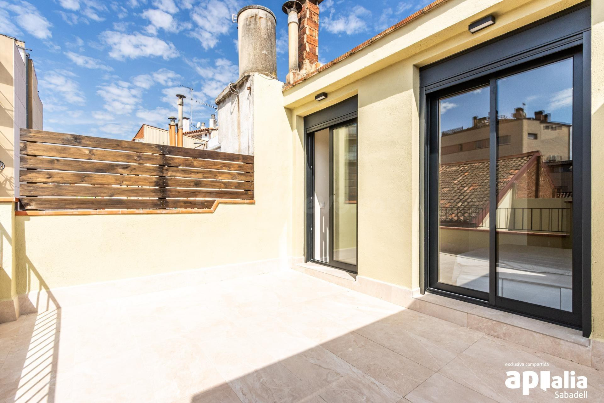 CASA REFORMADA A ESTRENAR CON PATIO Y TERRAZA, EN EL CENTRO DE SABADELL