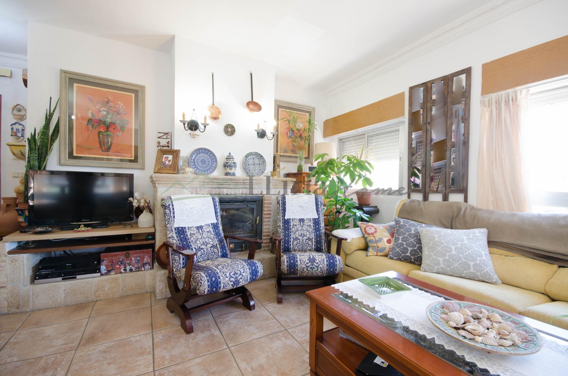 Ref. 04398 - VENTA EXCLUSIVA - Chalet en zona urbanizada de Calles, en la Ermita, con piscina y frontón