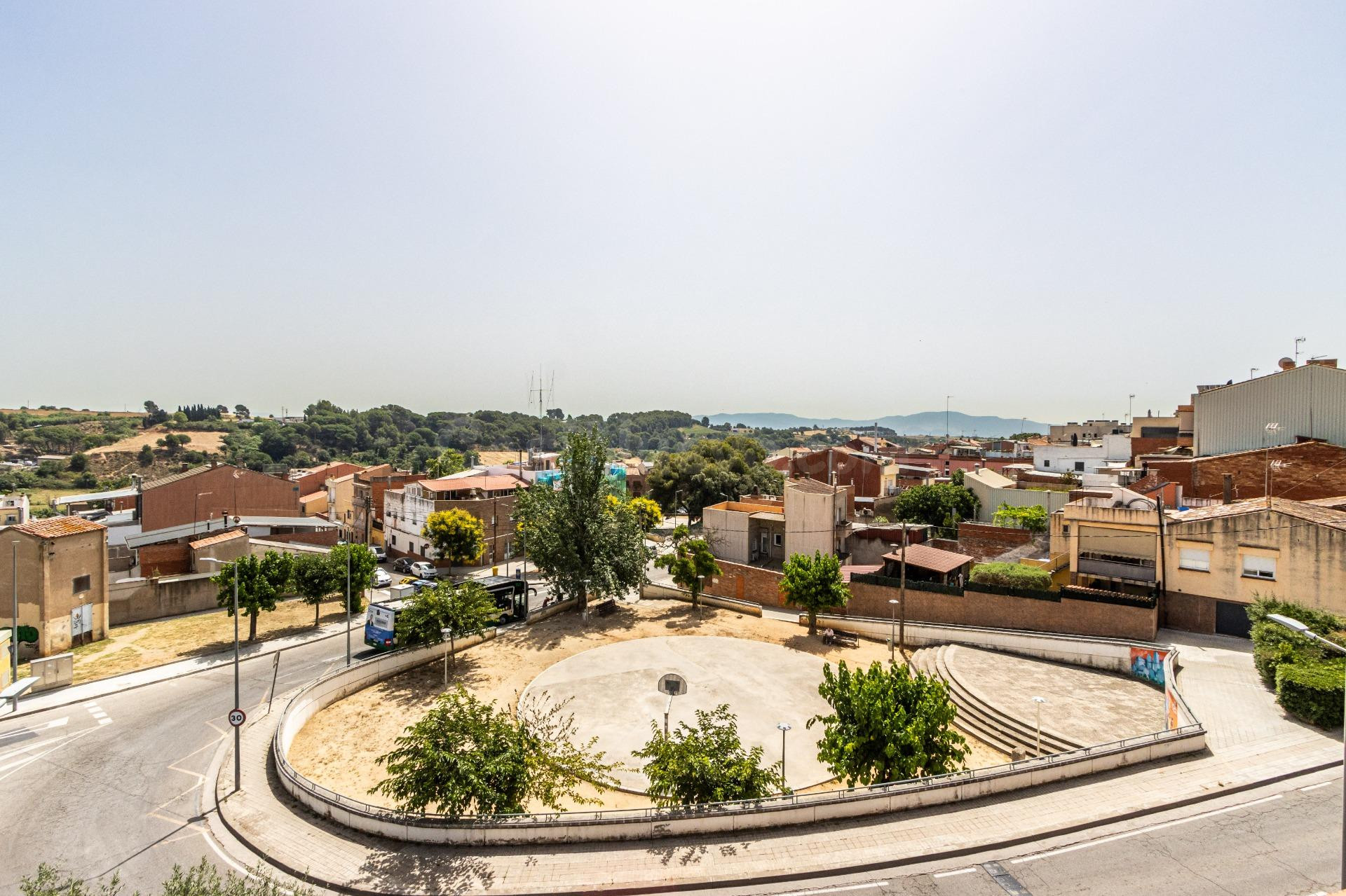 PISO PARA ENTRAR A VIVIR CON DOS BALCONES. FINCA DE SOLO DOS VECINOS
