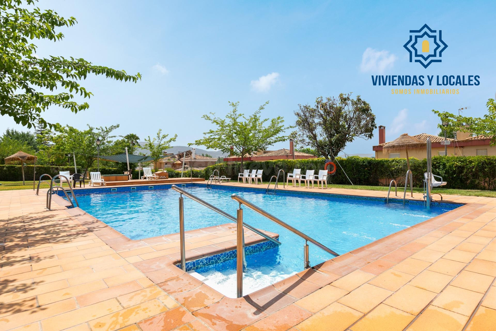 Chalet accesible de gran amplitud, con jardín privado, garaje y completas zonas comunitarias