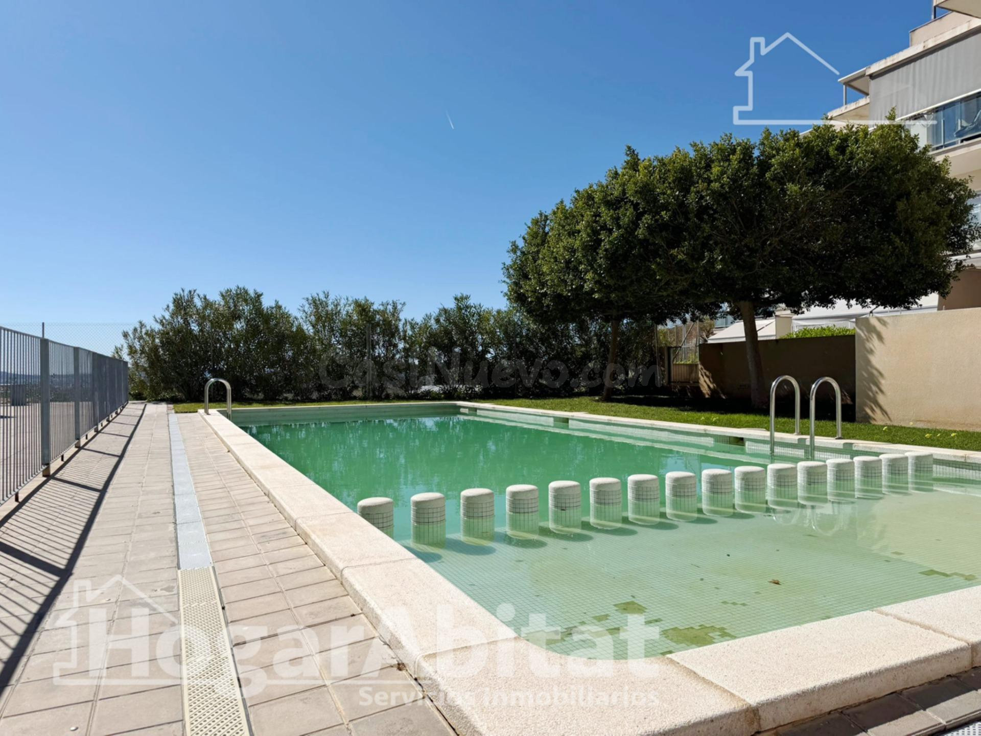 SEMINUEVO CON PISCINA, GARAJE  Y DOS TERRAZAS CERCA DEL METRO