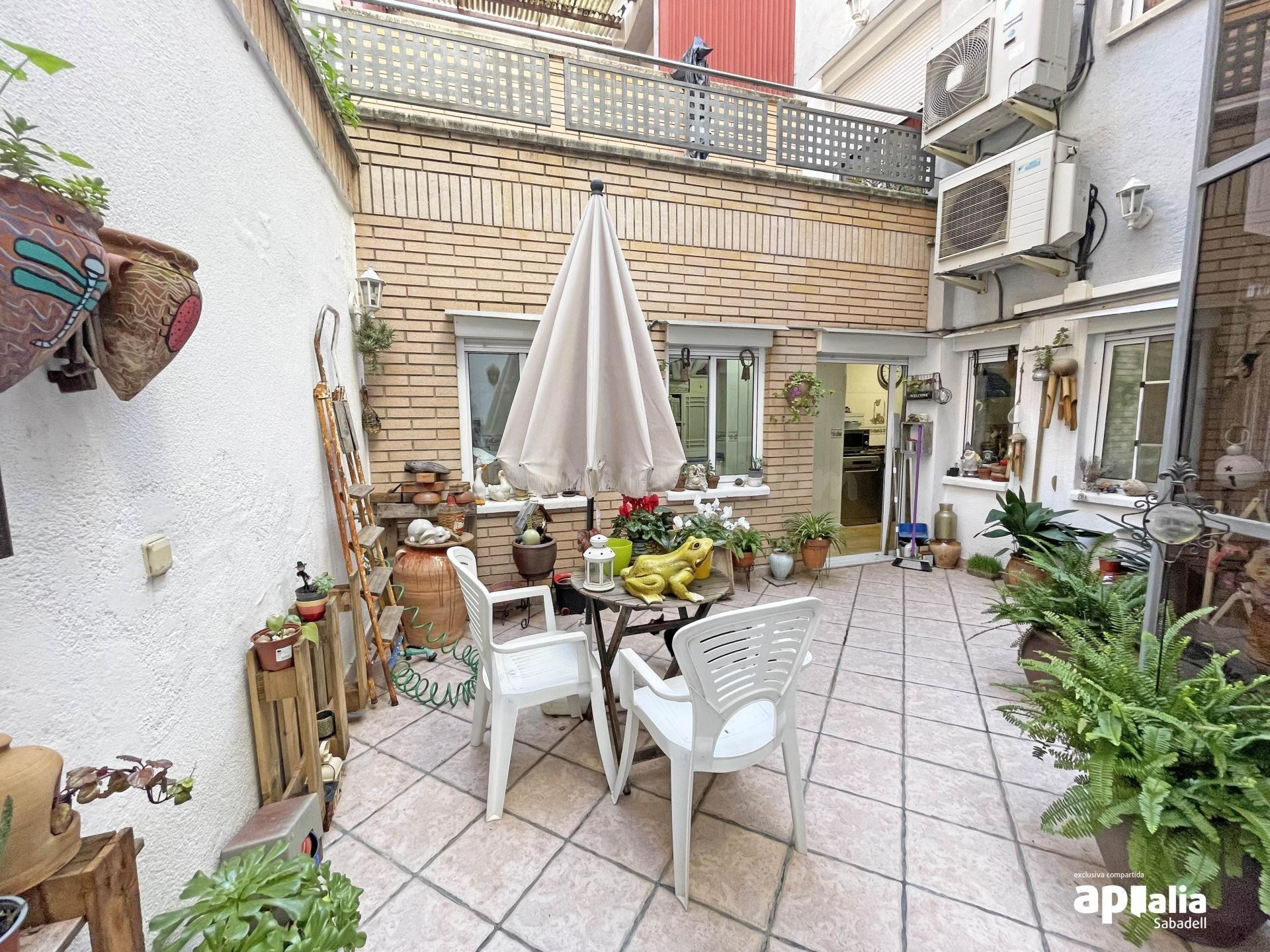 CASA ADOSADA CON TERRAZA, PATIO Y GARAJE EN CAN´ORIAC EN SABADELL