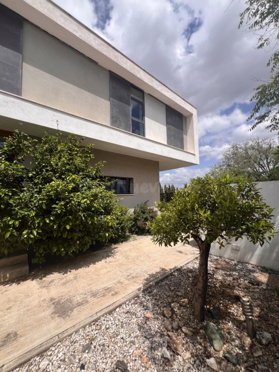 Chalet de lujo en Las Gabias. Semi nuevo y con gran parcela de 1.300 m. - foto 4