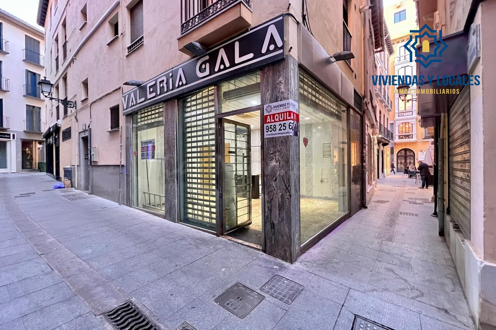 Local en pleno centro de Granada, a espalda de calle Mesones y junto a Bibrambla