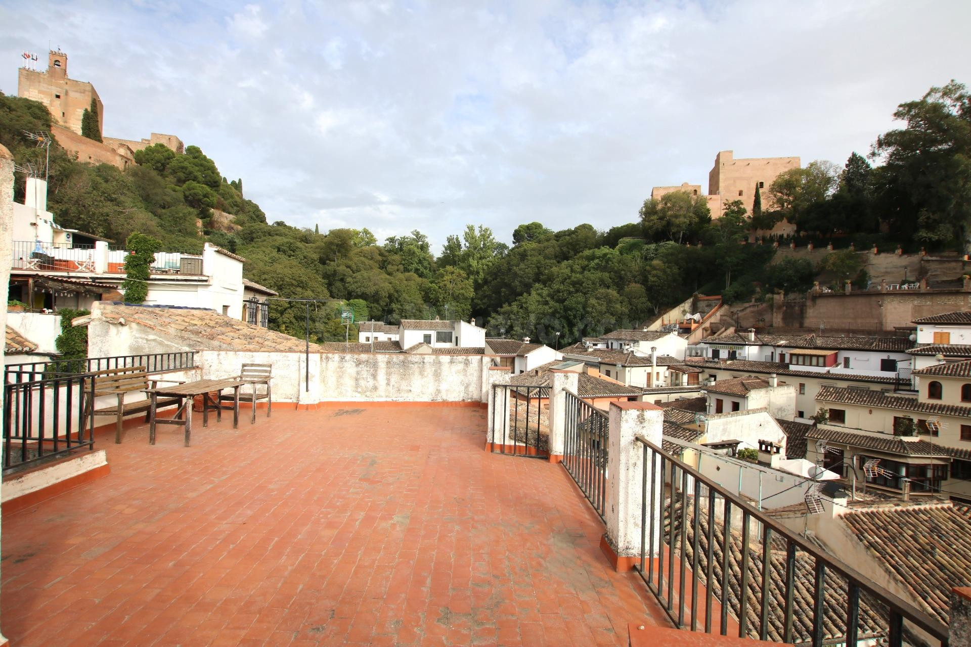 Cuesta de Gomérez (zona). Se alquila bonito apartamento para estudiantes.