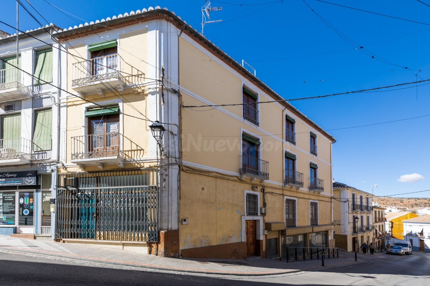 Espectacular edificio a 3 calles con vivienda y locales comerciales en pleno centro de Alhama de Gr