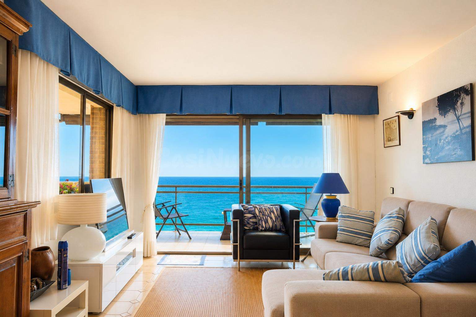 PRIMERA LÍNEA DE MAR · GRAN JARDÍN PRIVADO · PARKING Y TRASTERO INCLUIDOS