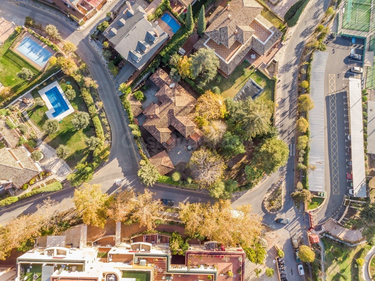chalet independiente con la mejor parcela en la prestigiosa  urbanización de el serrallo