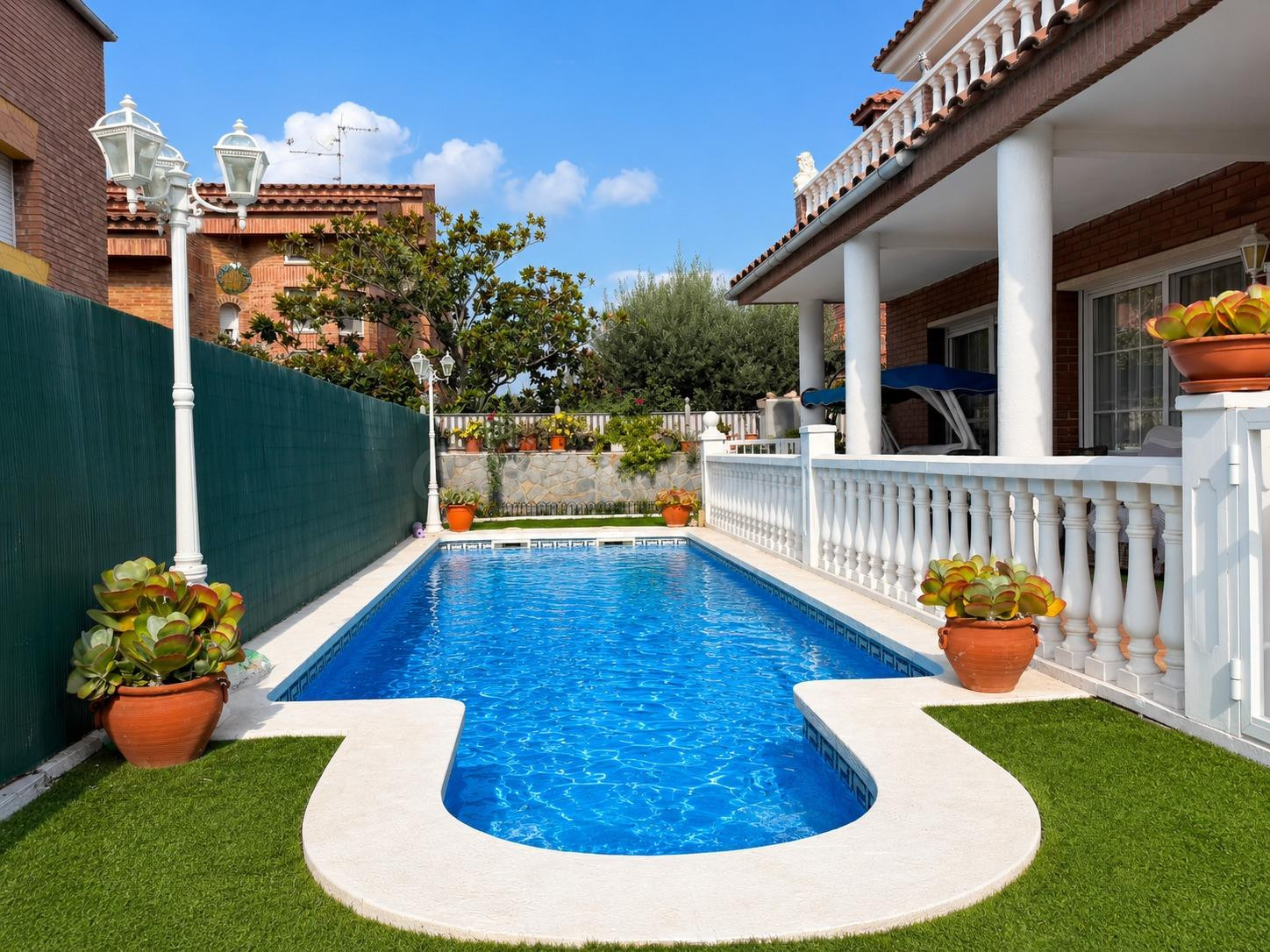 Chalet independiente con piscina, jardín y garaje para 4 coches
