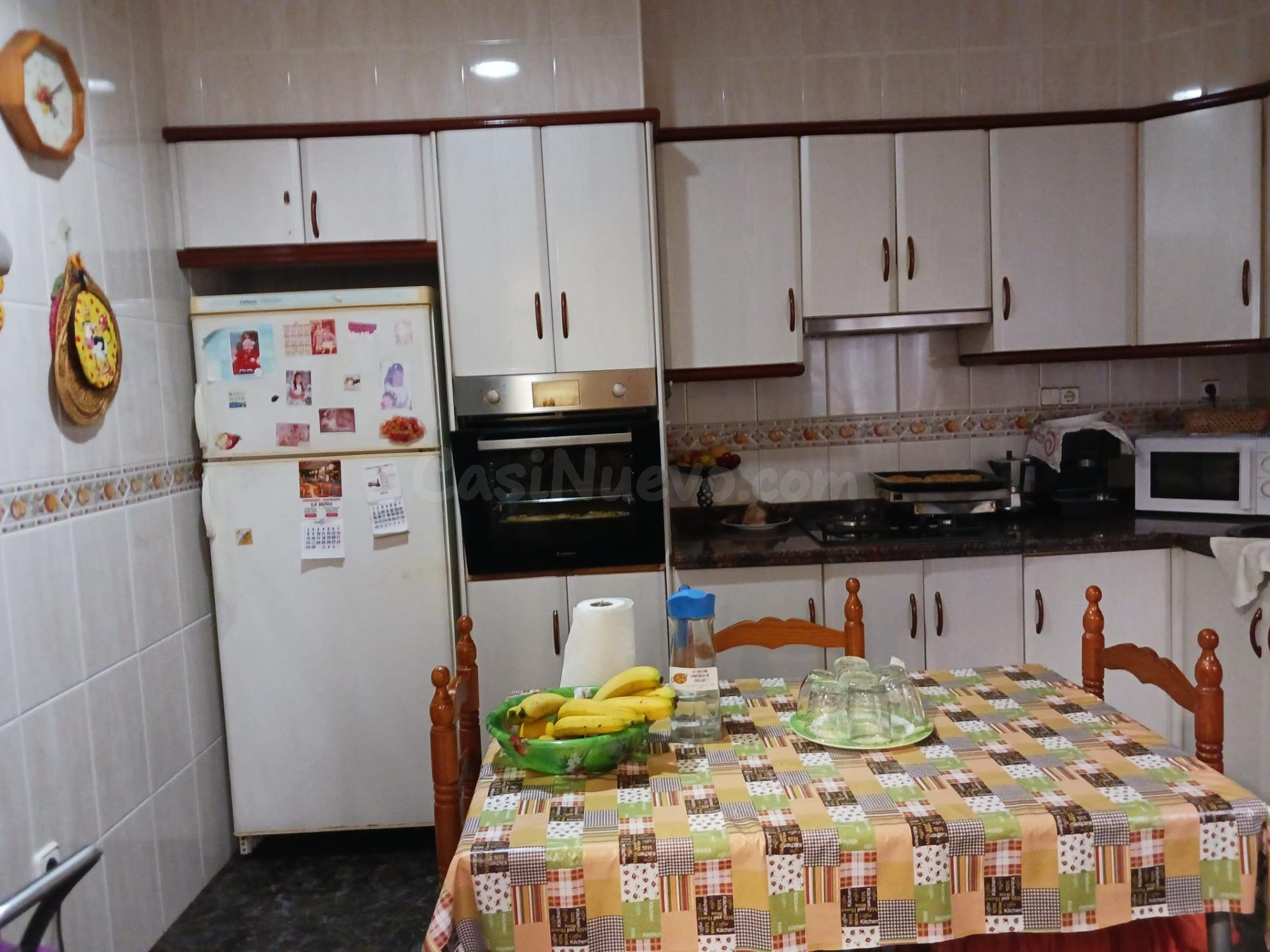 ¡GRAN CASA DE DOS PLANTAS CON 274 m2, PATIO Y TERRAZAS EN LA HOYA!