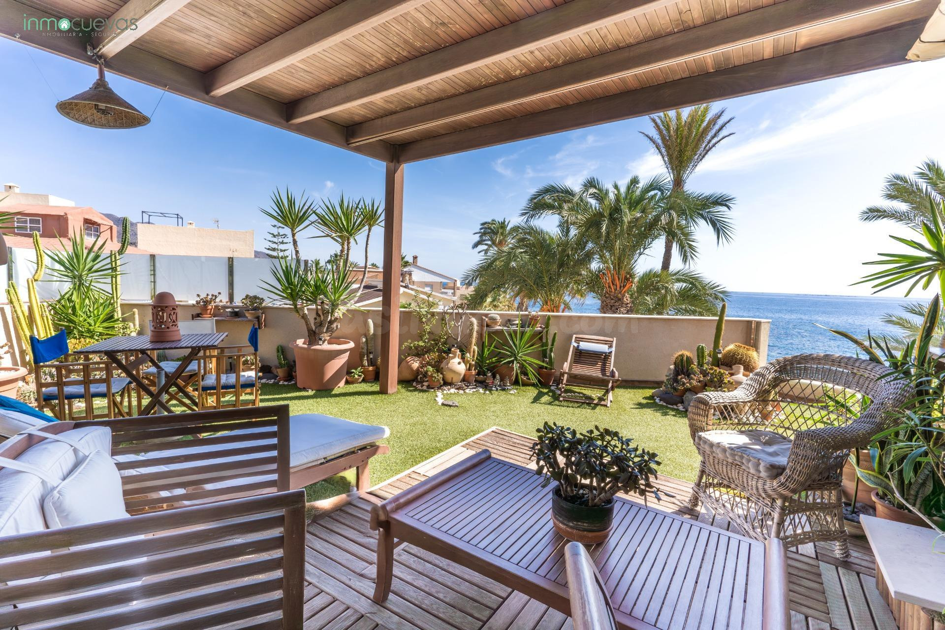 Exclusivo Ático en Primera Línea de Playa en Villaricos: Lujo y Vistas al Mar