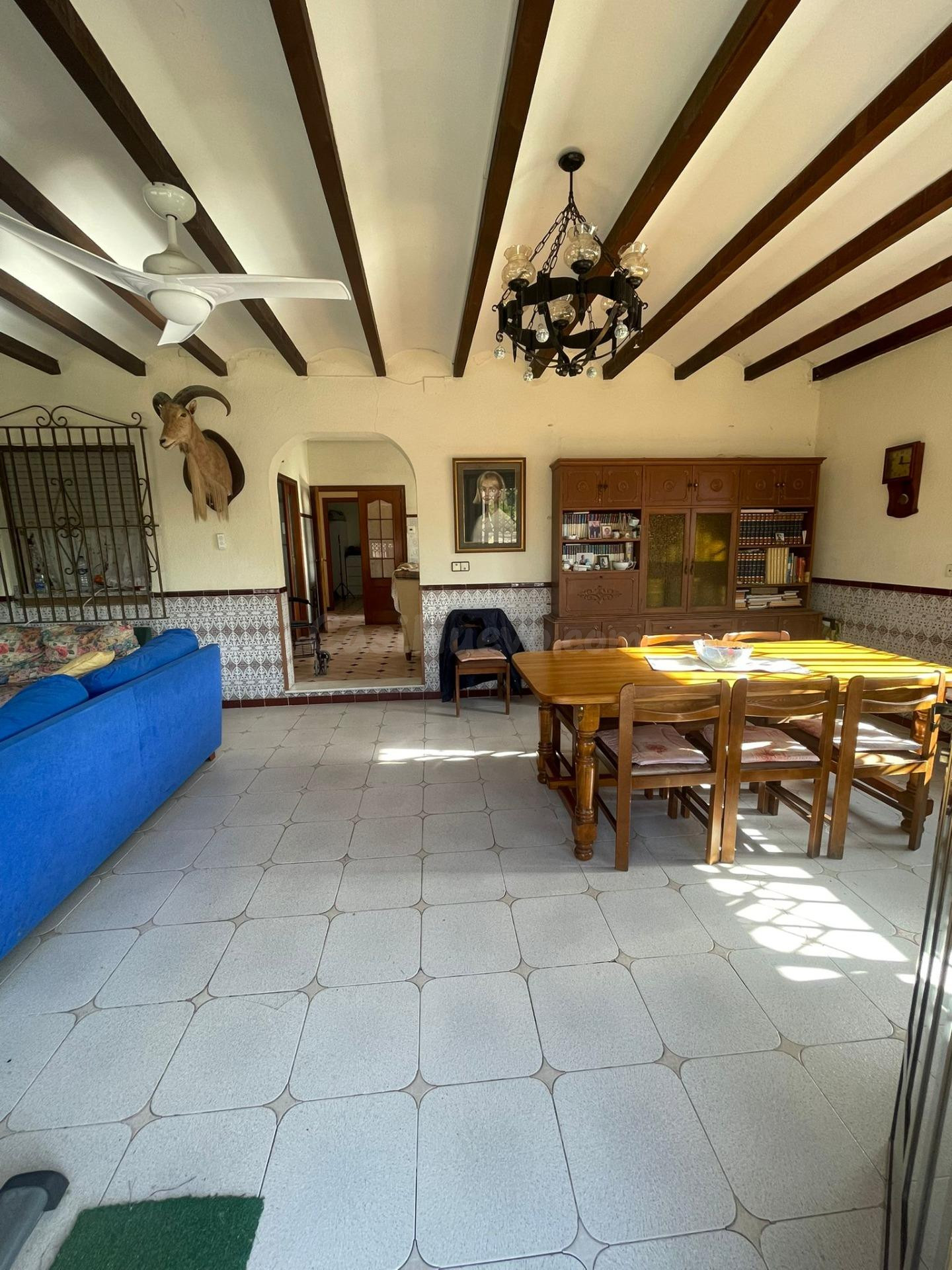 Chalet independiente con 7.000 m2 de parcela, piscina y 5 dormitorios en La Galia – Elche