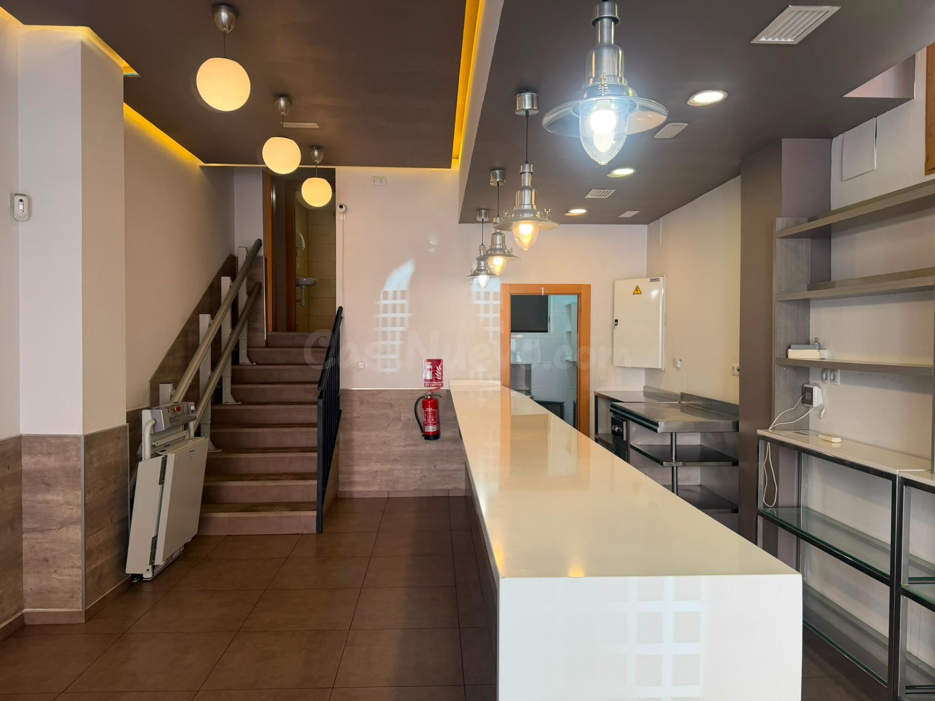 Se alquila local comercial con licencia de bar-cafetería en calle Real de Cartuja.