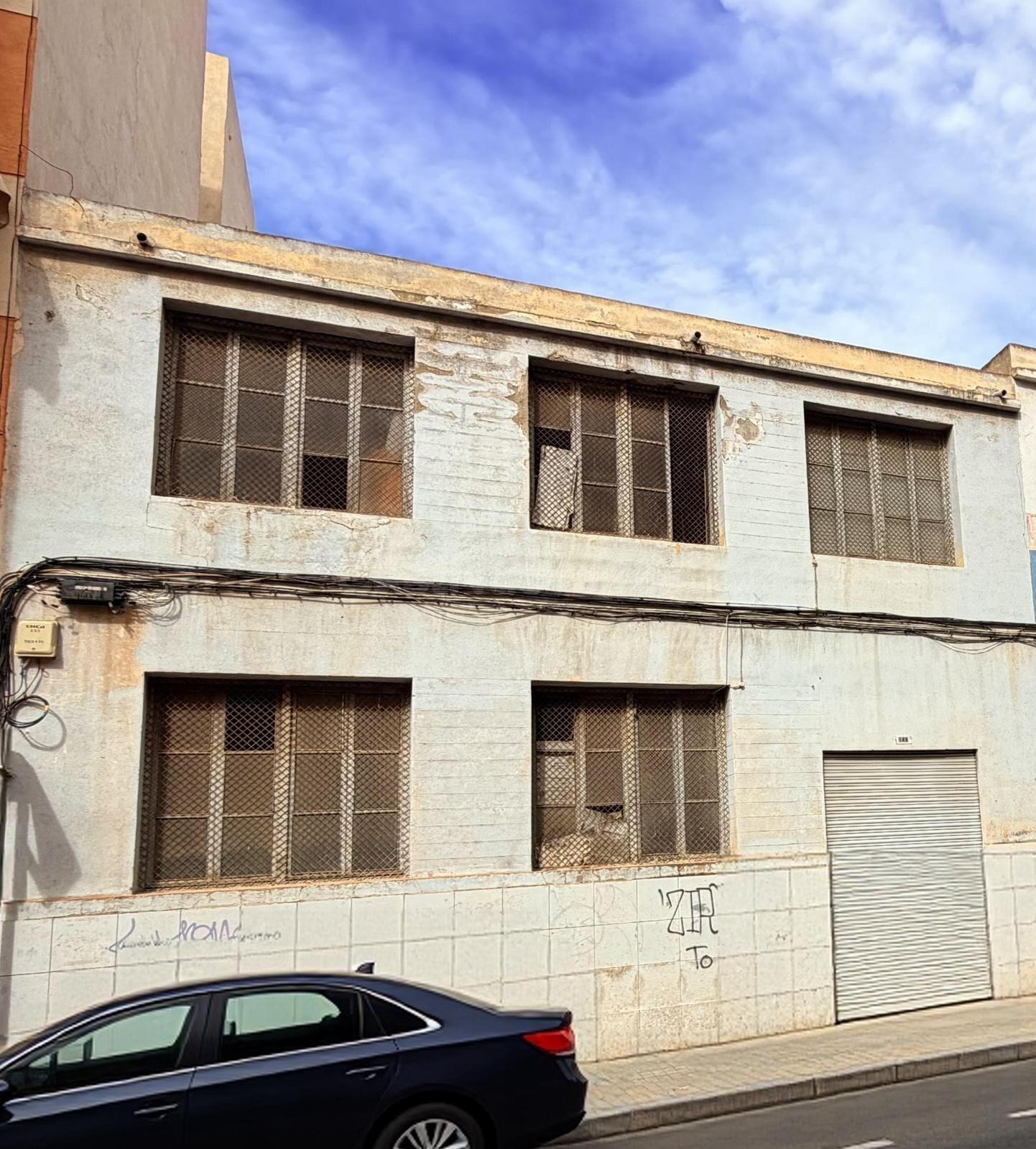 Oportunidad de inversión: nave con potencial edificable hasta 4 alturas en Elche