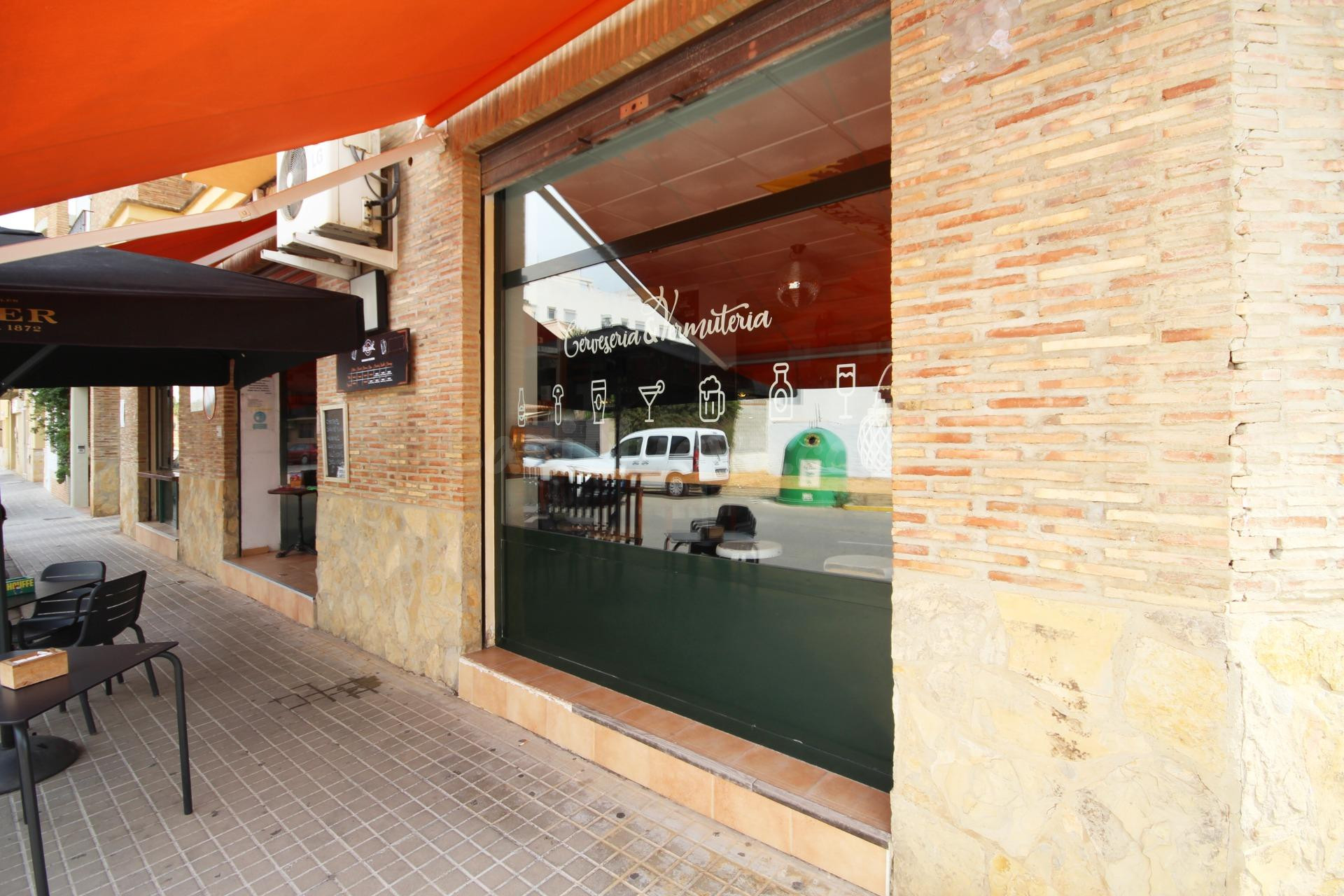 VENTA DE LOCAL CON NEGOCIO DE HOSTELERIA EN PLENO FUNCIONAMIENTO EN MONSERRAT (Valencia).