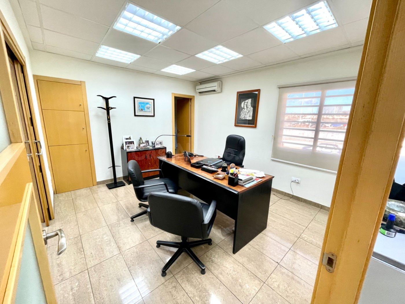NAVE TOTALMENTE EQUIPADA , CON OFICINAS, DESPACHOS EN EL POLIGONO DE CARRUS