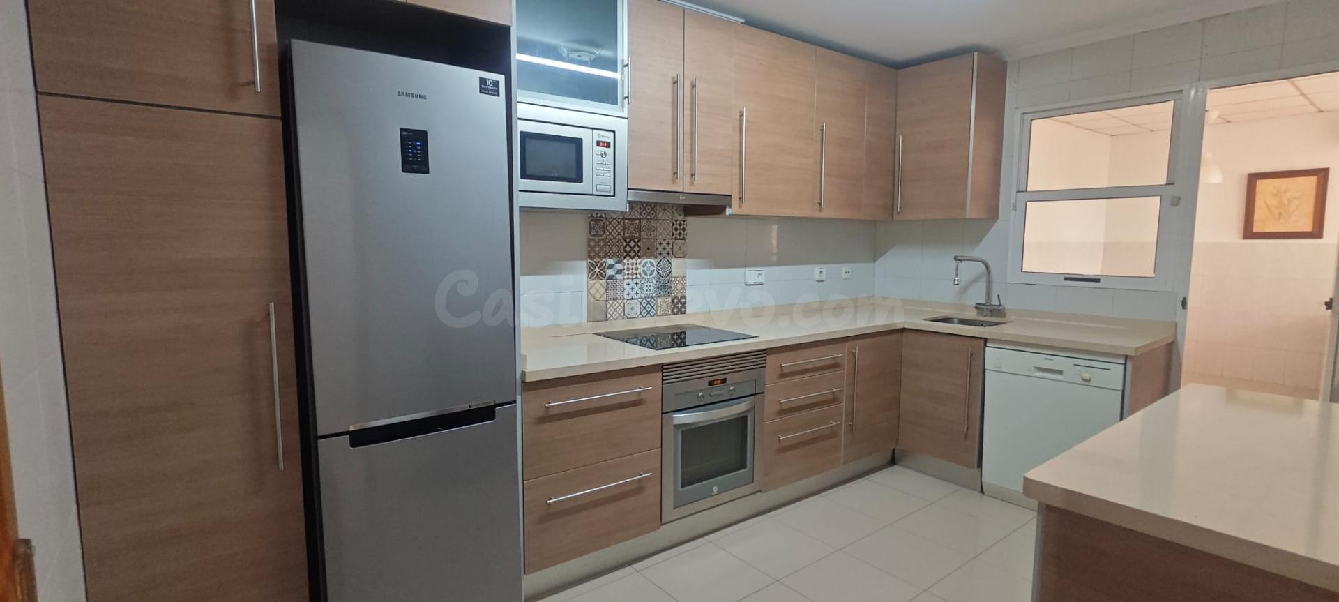 ¡Espaciosa vivienda lista para entrar a vivir en Sector V – Elche!