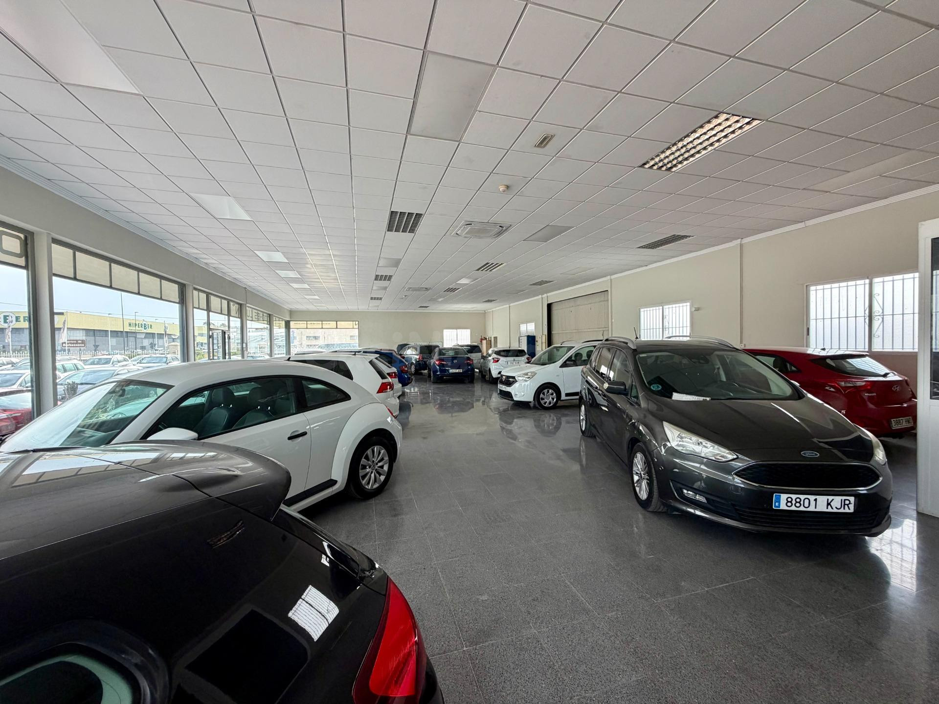 NAVE EN PRIMERA LINEA DE CARRETERA DE CREVILLENTE, CON CAMPA DE 1200M2 IDEAL PARA QUE TU NEGOCIO TENGA VISIBILIDAD