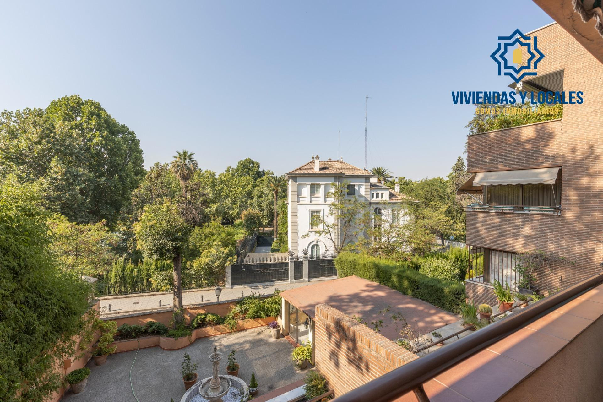 Exclusivo piso señorial con terraza en el Paseo del Salón (Cuesta de Escoriaza), con cochera y trastero.