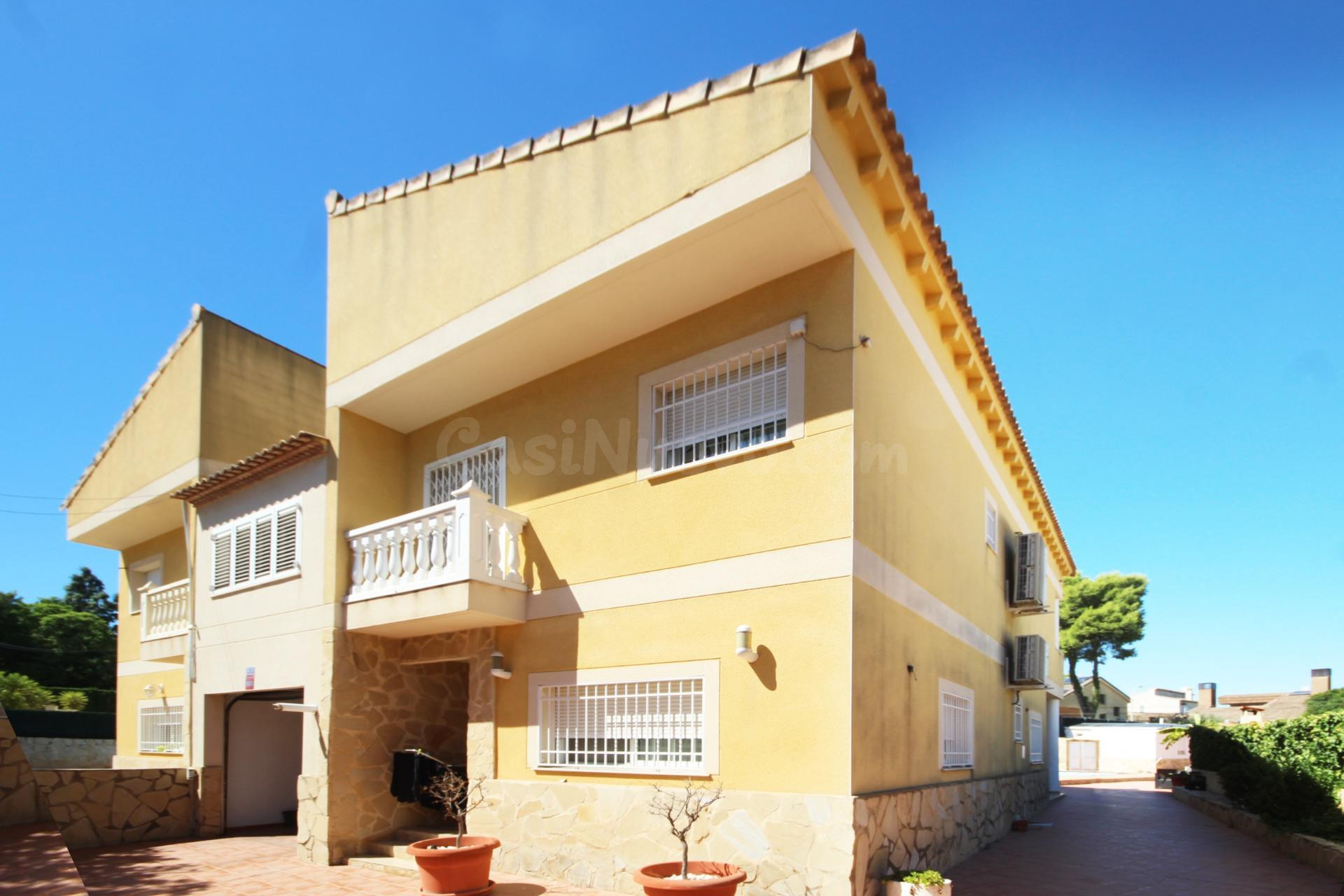 CHALET PAREADO CON PISCINA PRIVADA, GRAN PARCELA Y SEGUNDA VIVIENDA INDEPENDIENTE CON ACCESO DIRECTO DESDE LA CALLE
