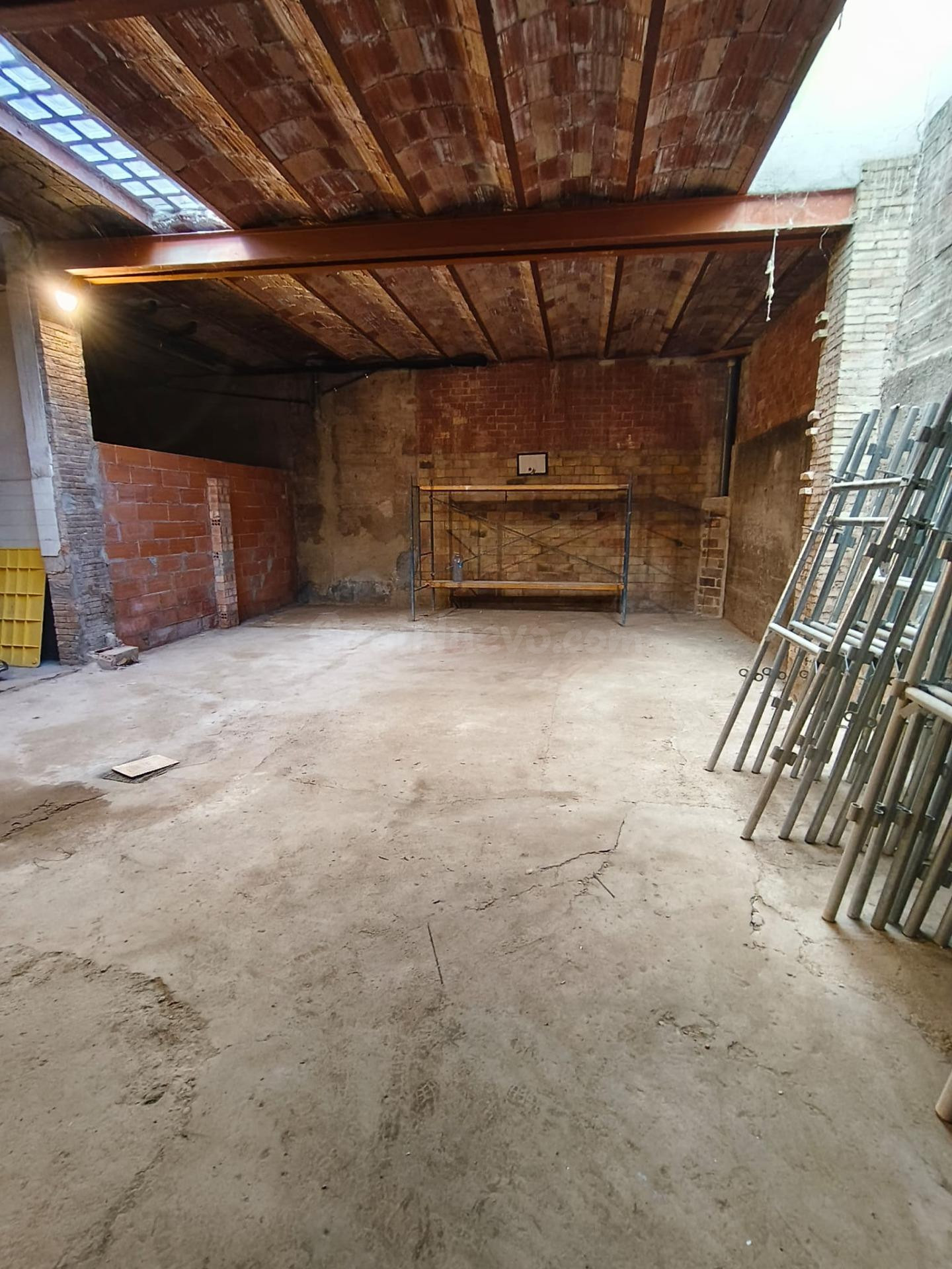 Gran Oportunitat: Local-Garatge de 267 m2 amb un Potencial Infinit