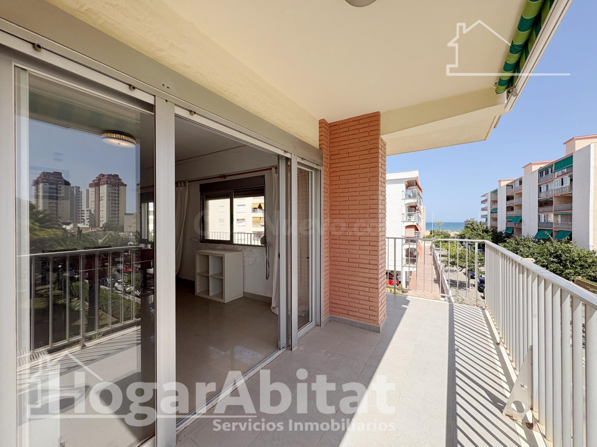 EXTERIOR CON BALCÓN Y GARAJE CERRADO A SEGUNDA LINEA DE LA PLAYA