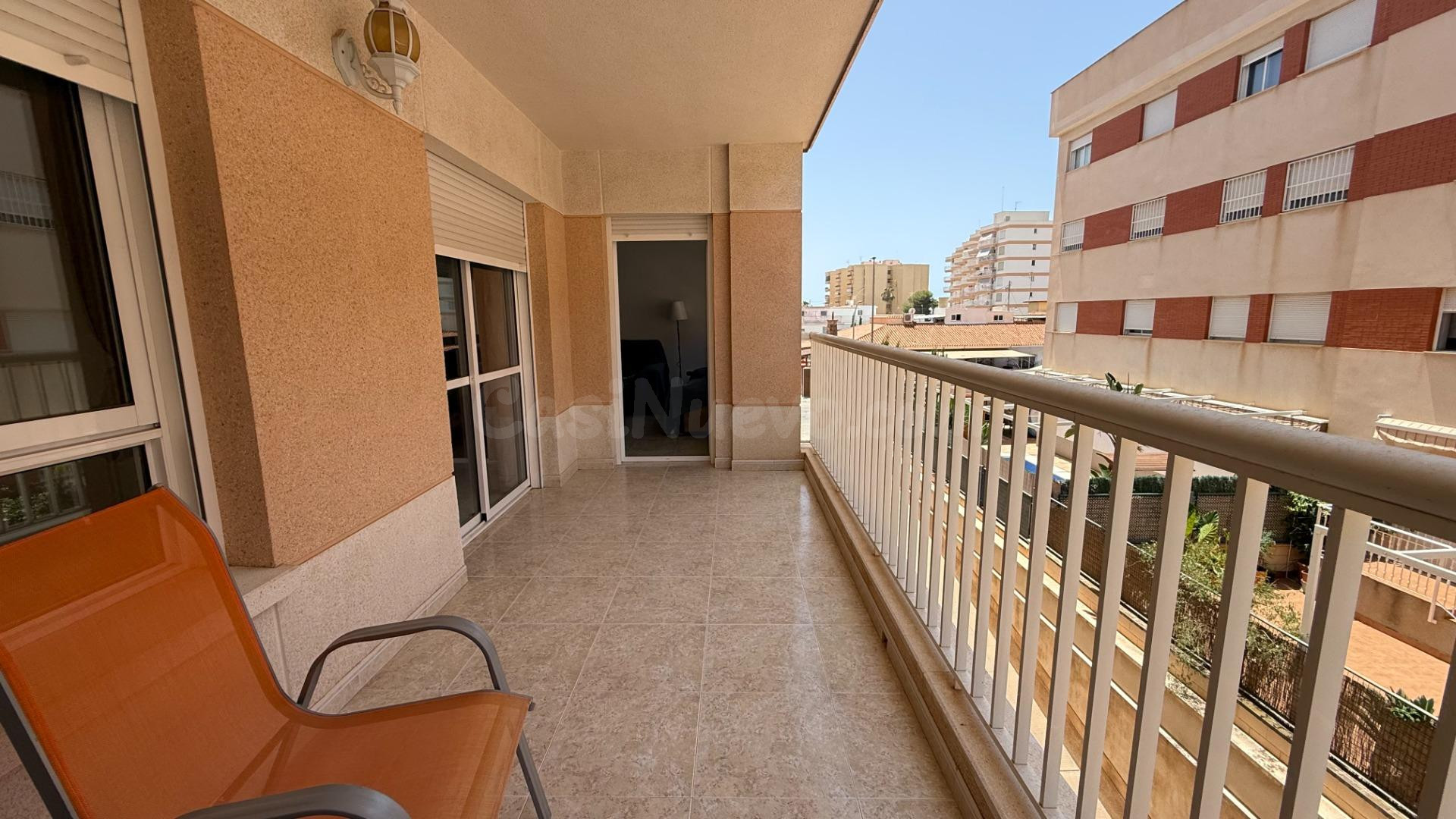 Pisazo de 148 m2 con garaje a 300 metros de la Playa de Poniente