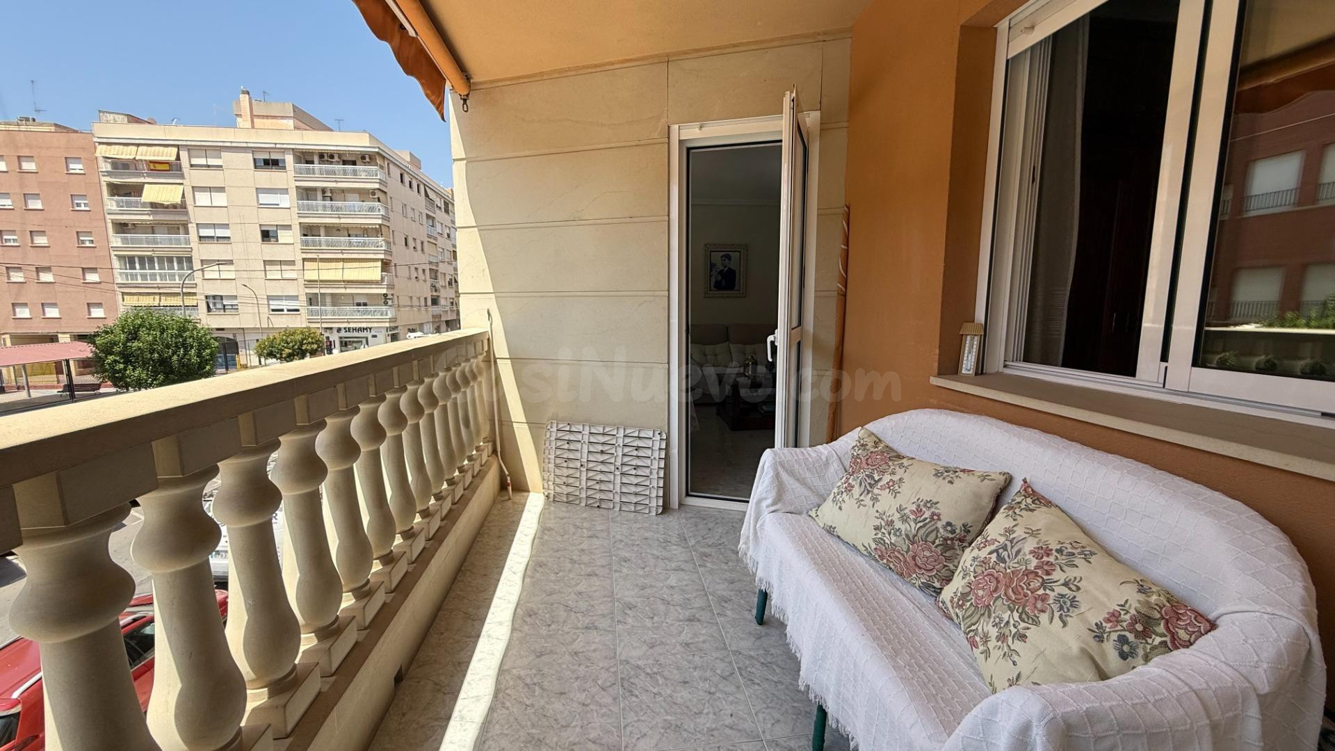 Amplio piso de 4 dormitorios con garaje y dos patios a un paso de la playa