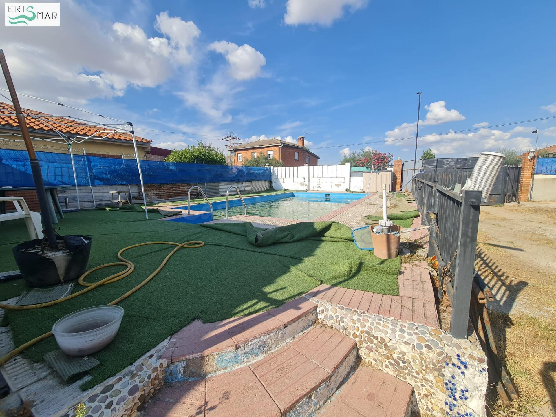 CHALET CON PARCELA EN VENTA EN YUNCOS – URBANIZACIÓN LA CHARCA